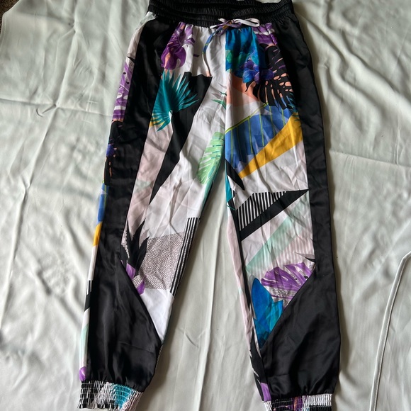 EUC Womens BeBe colorful bright floral long pants size medium - Picture 3 of 12